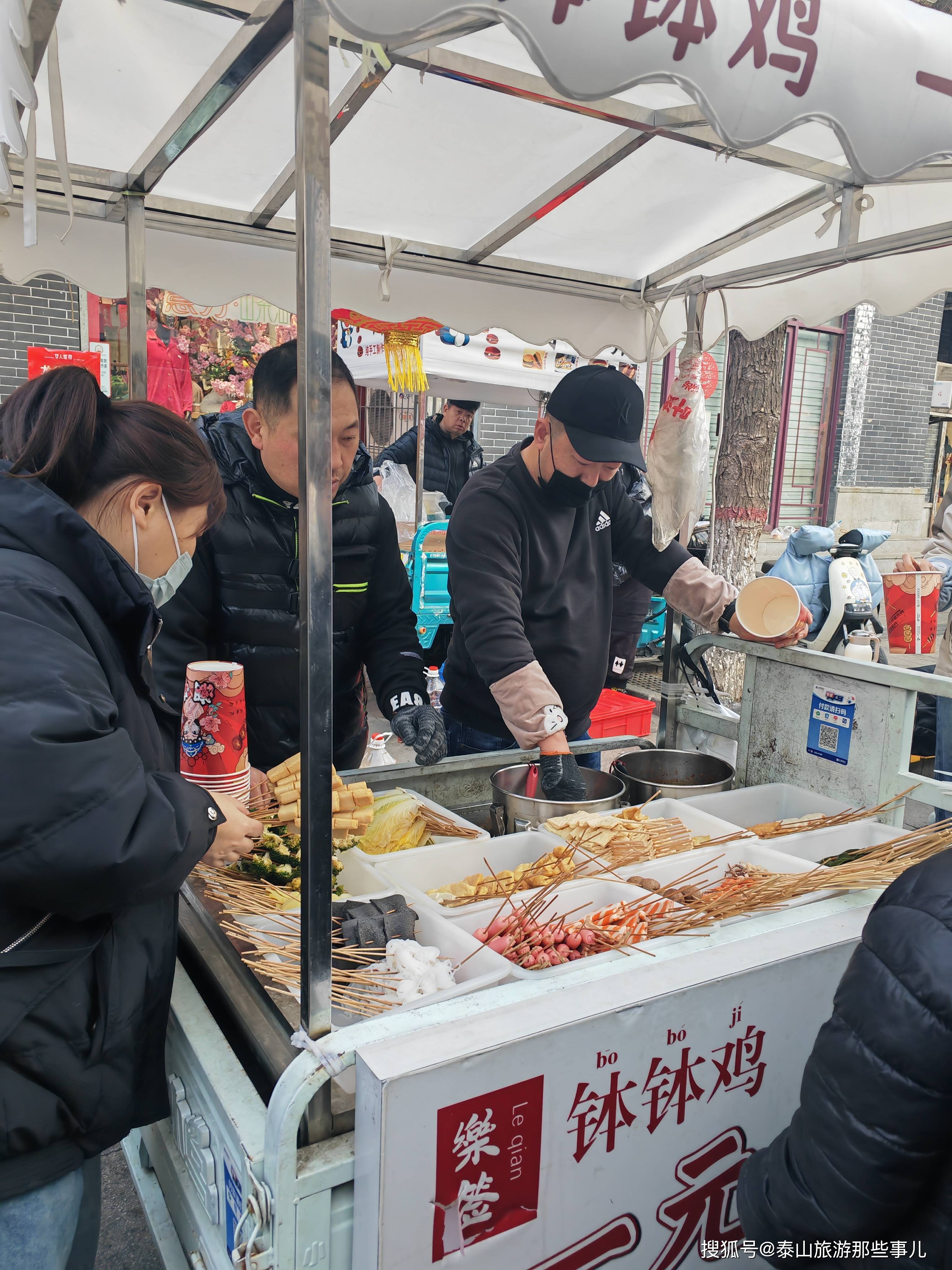 泰安:泰山(通天街)文化大集,将文化和美食有效融合,吸引登山游客品尝