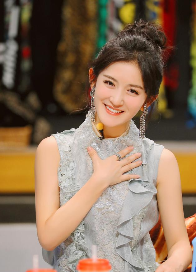 谢娜:主持界的璀璨明星,人生舞台的勇敢追梦人_观众_成为了_演艺