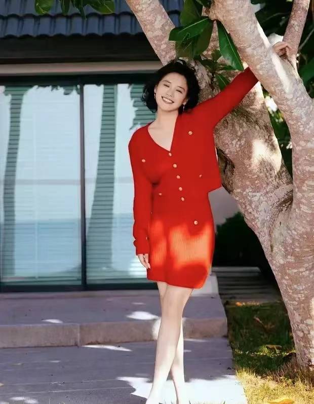 马思纯新春海滩随拍,红衣飘飘如仙子下凡!_照片_气质_生活