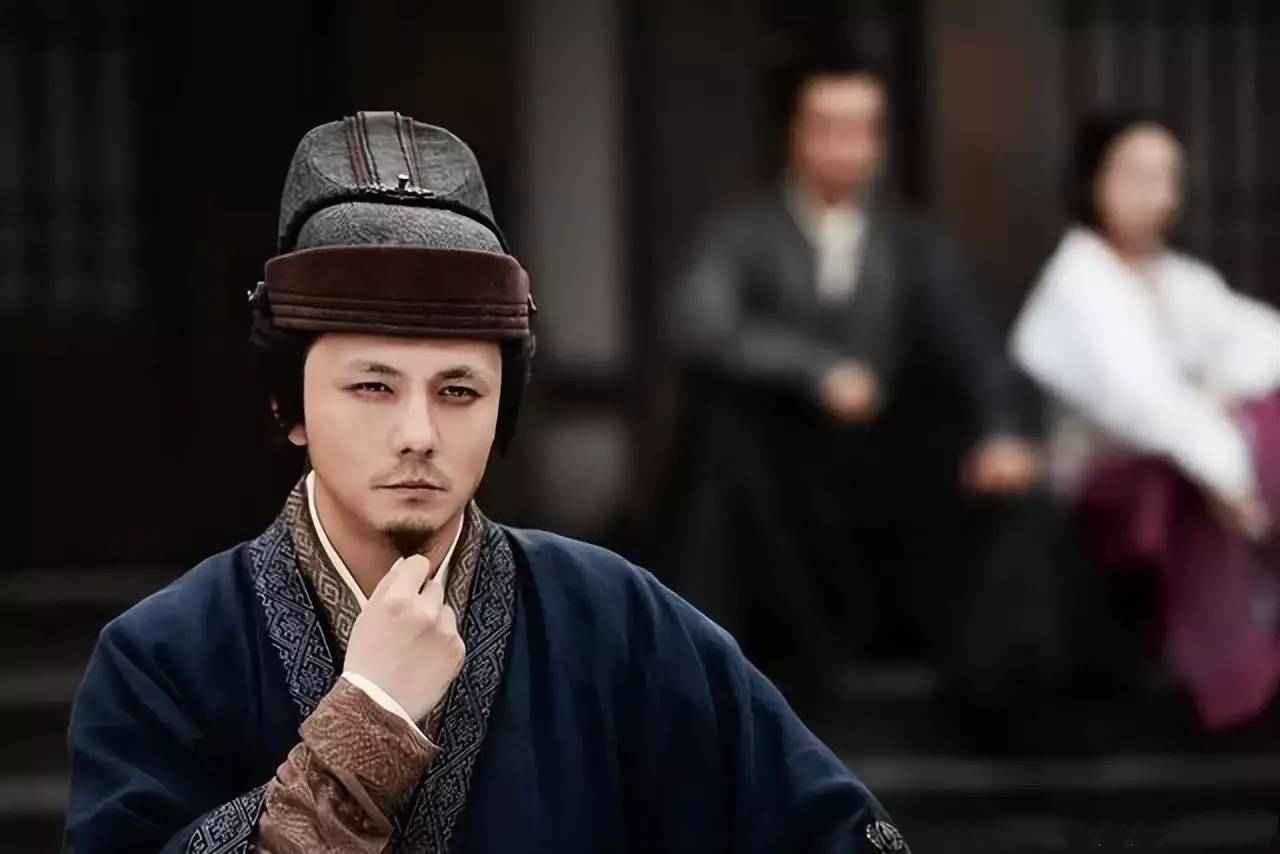来俊臣是武则天时期臭名昭著的"十大酷吏"之一,以其强壮的身体和踩烫