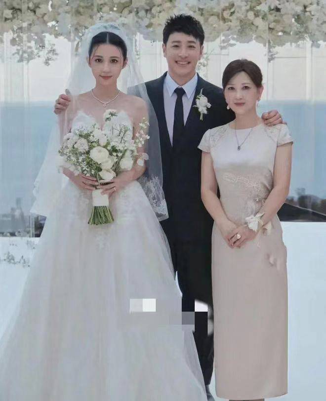 潘玮柏一家三口惊艳亮相,高颜值基因引热议!_宣云