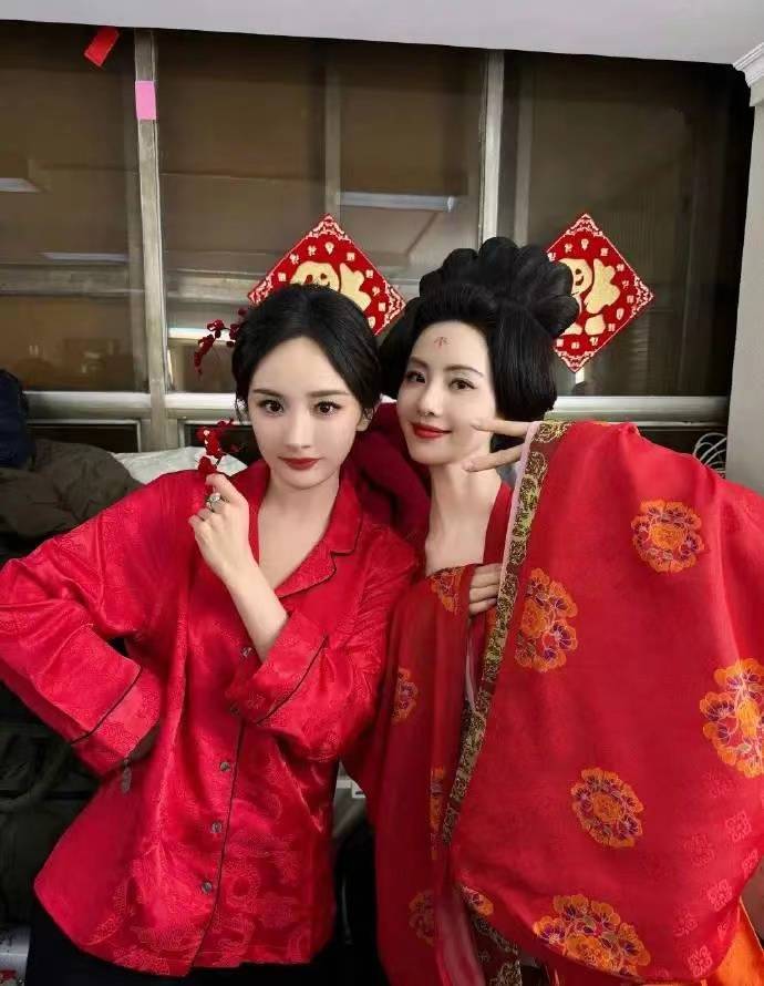 杨幂刘诗诗后台萌照曝光,闺蜜情深惹人羡!_友谊_照片_工作