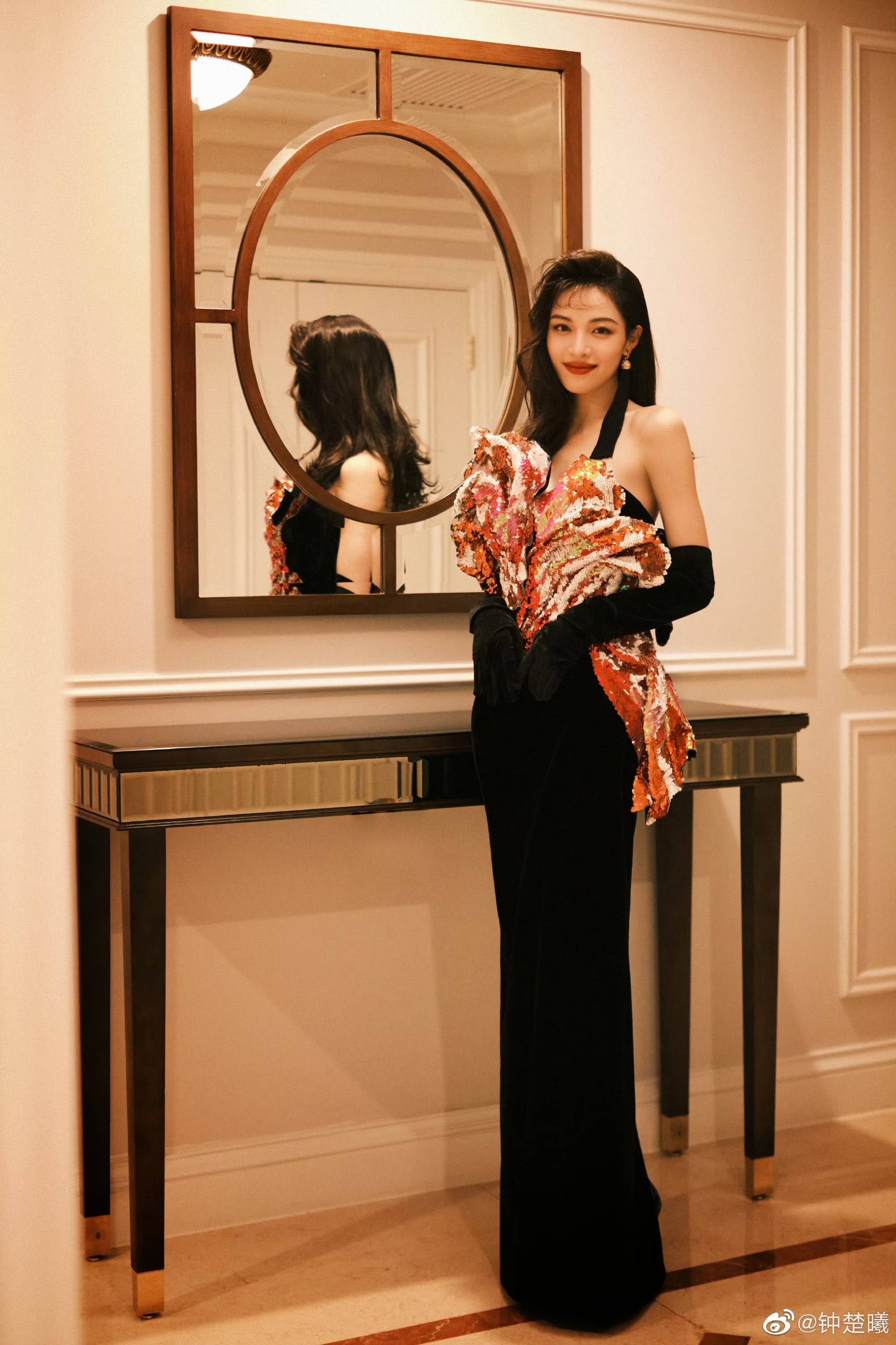 情人节官宣恋情的钟楚曦能不能直接开班?_侯雯元_礼服_化身