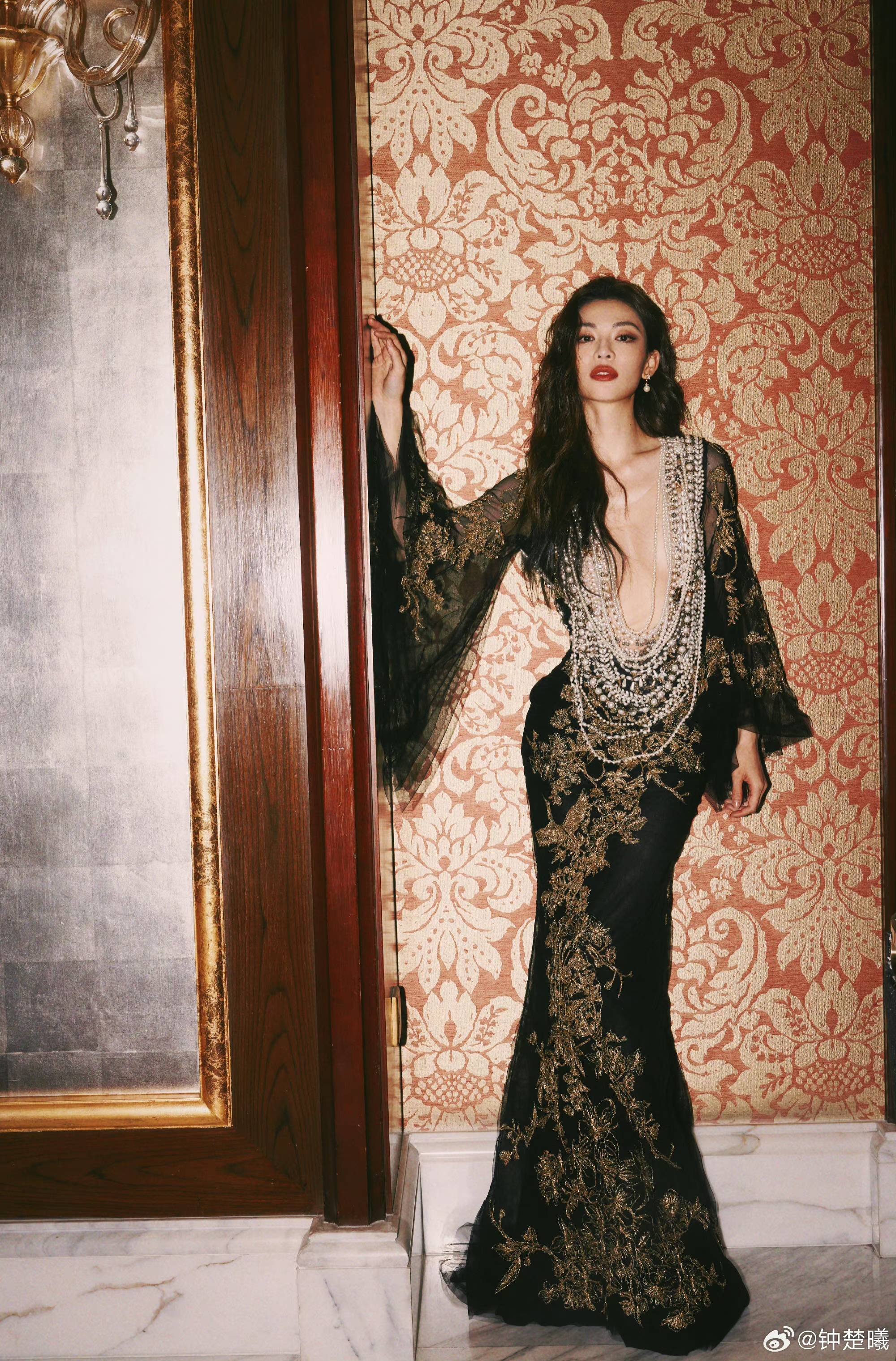 情人节官宣恋情的钟楚曦能不能直接开班?_侯雯元_礼服_化身
