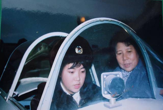 她曾是我国王牌飞行员,退役后民航抢破头,成为南航第一位女机长
