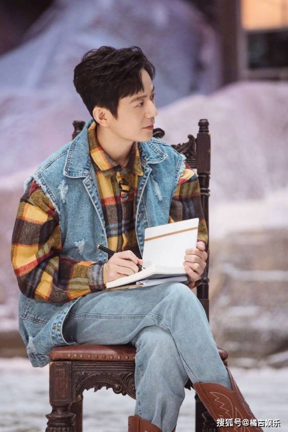 何炅老师用九年凑齐了九宫格,这速度?_节目_时间_未来