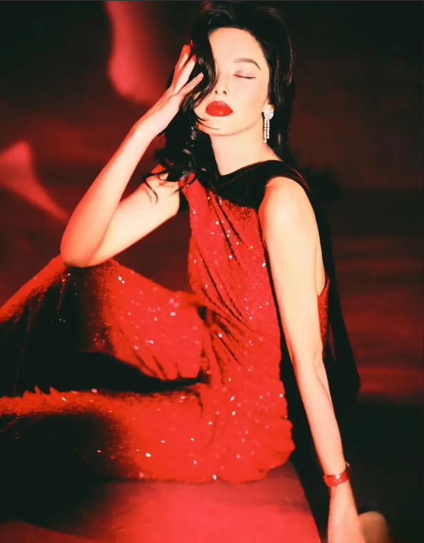 辛芷蕾新年照,一袭红色套装美艳动人,大红唇性感迷人!_魅力_时尚_服装