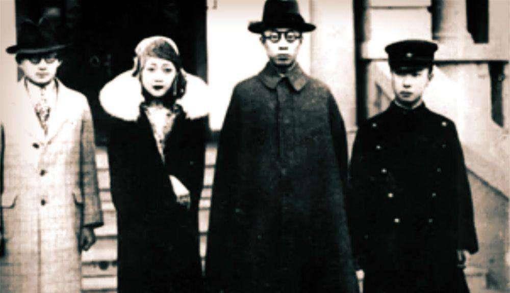 婉容和溥仪出轨遭弃,十年冷宫1932年,溥仪在日本人的扶持下建立了伪 