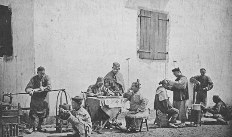 清朝老照片:图二的小孩儿在街头卖艺,下面放着的刀实在太危险了