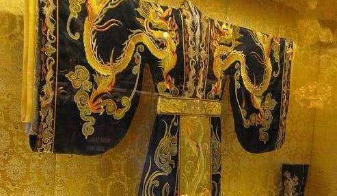 秦始皇穿"黑龙袍",为何后代皇帝只穿黄色的?专家:他们
