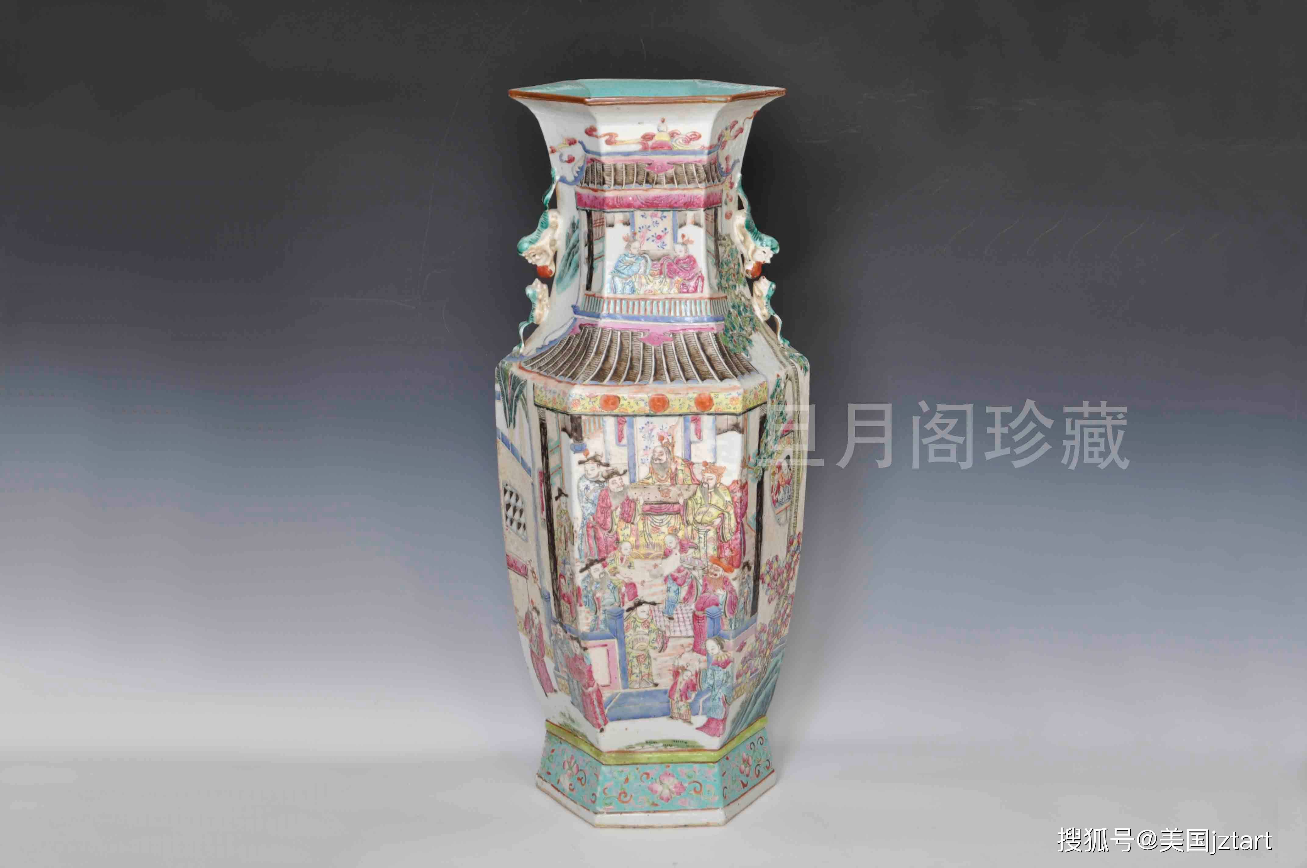 此件清同治"百忍堂"人物通景双狮耳六角粉彩花瓶,酱口,粗颈,颈部饰太