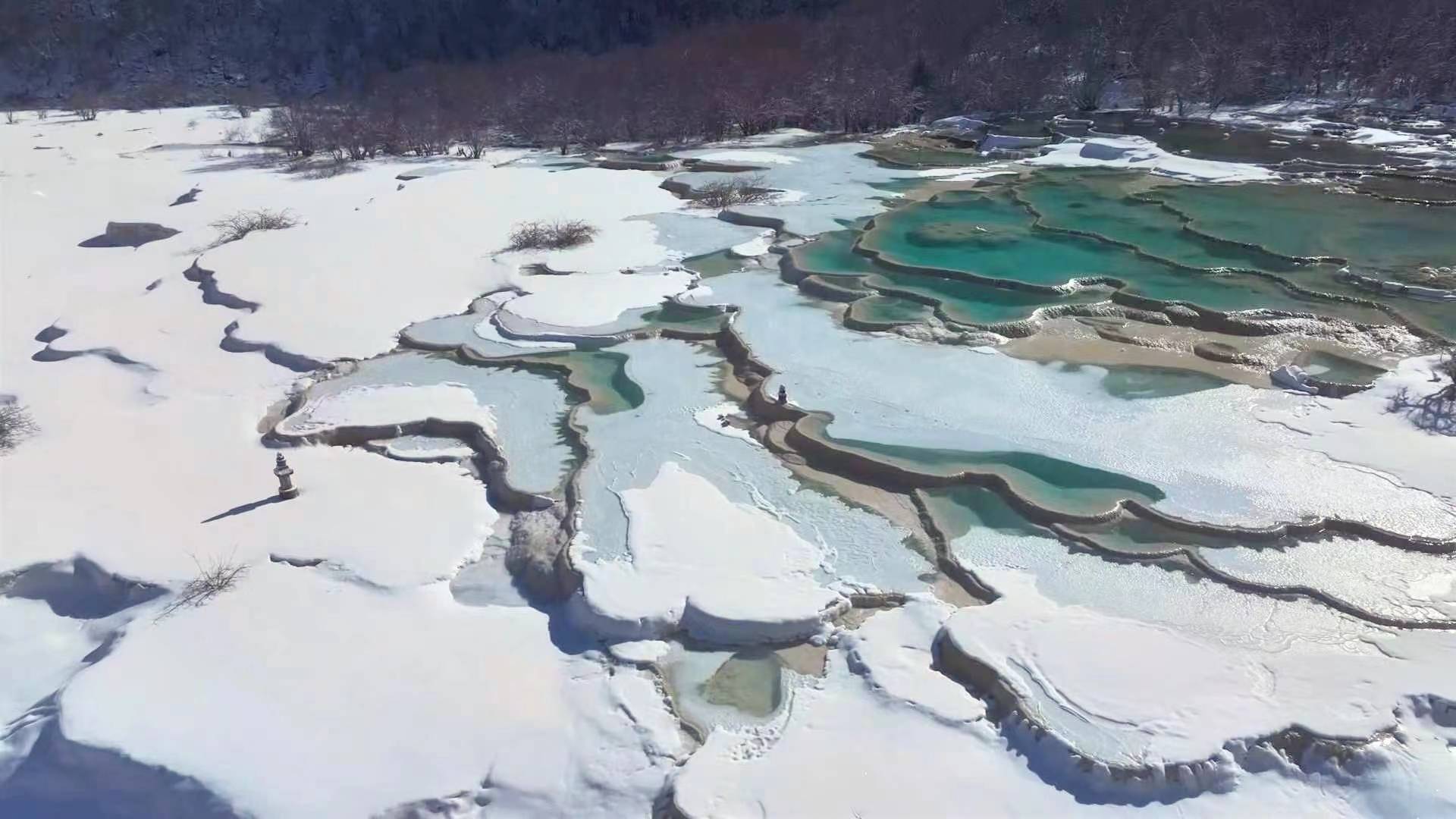 "自去年底川青铁路成都至松潘镇江关站开通以来,四川黄龙景区客流不