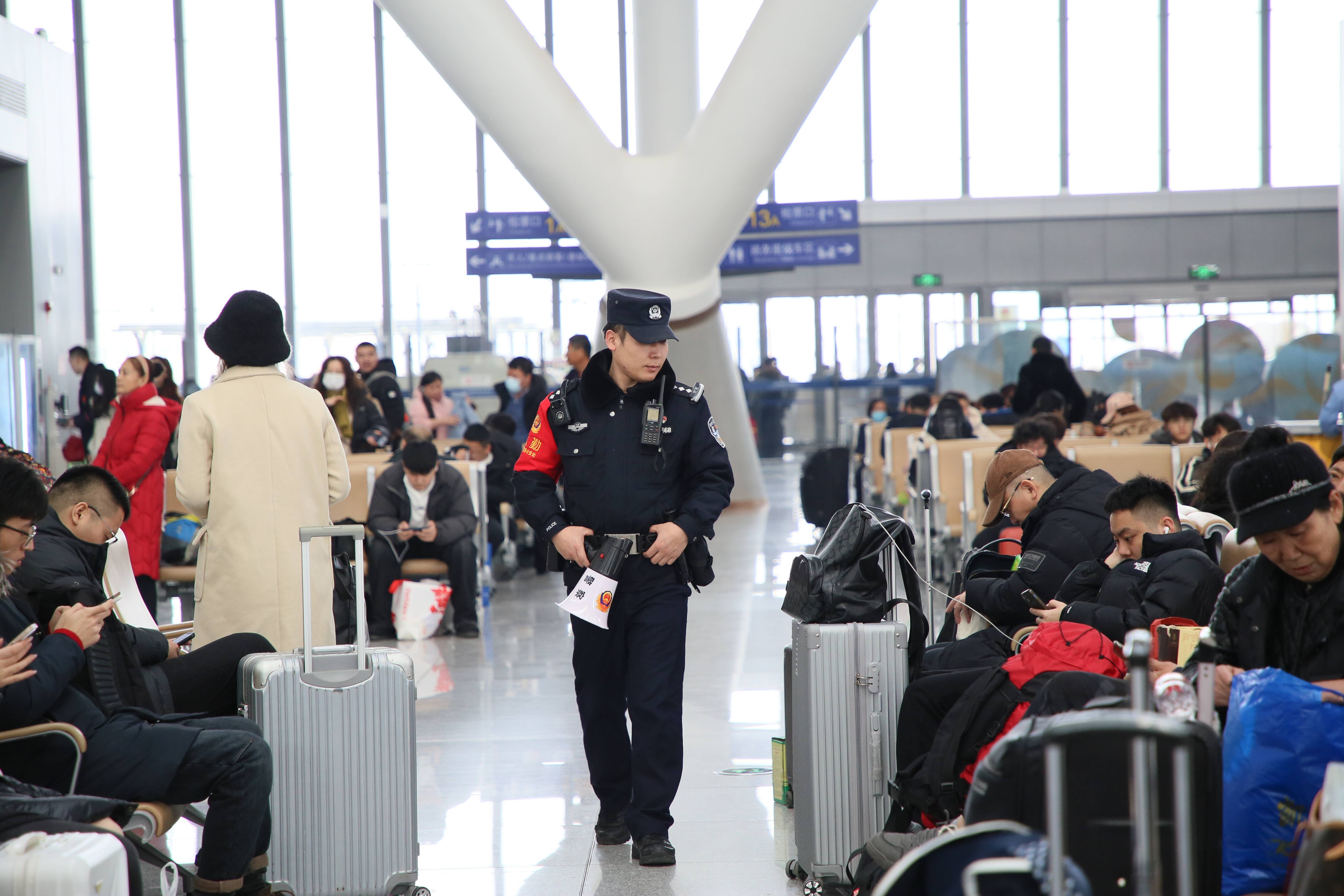 北京铁警部署警力加强返程客流疏导维护辖区稳定