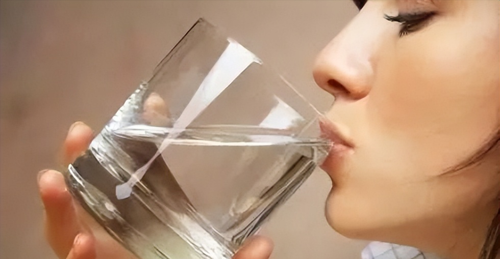 蓝密码:早起不刷牙就喝水,等于喝细菌进肚子?_口腔_医生_人体