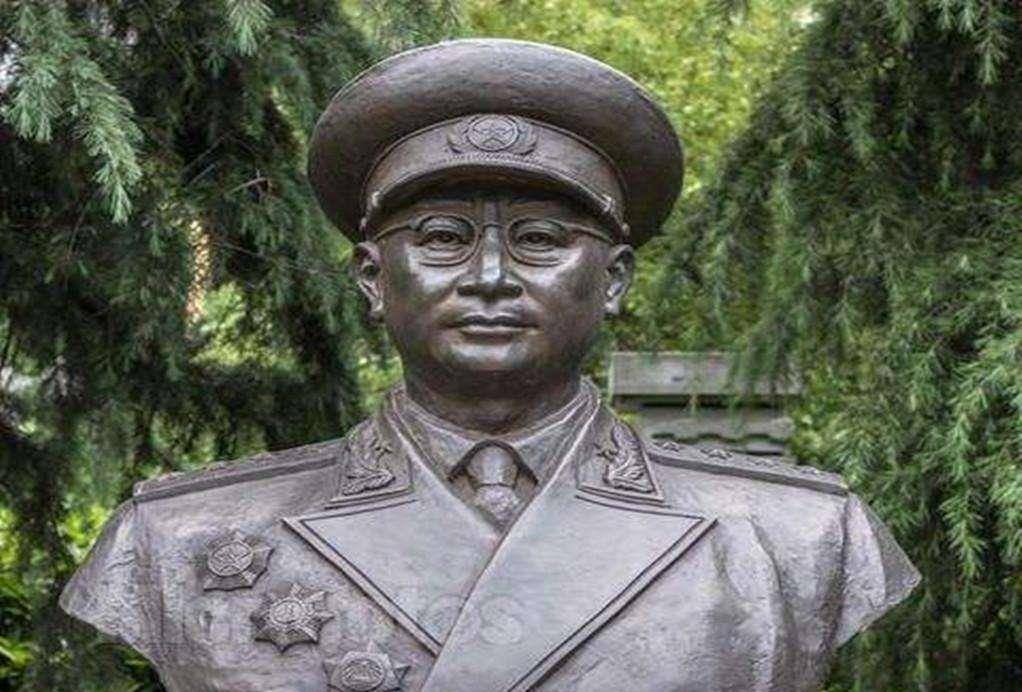 善良女护士冒死救下一战士,22年后来报恩时,女护士才知是大人物_陈庚