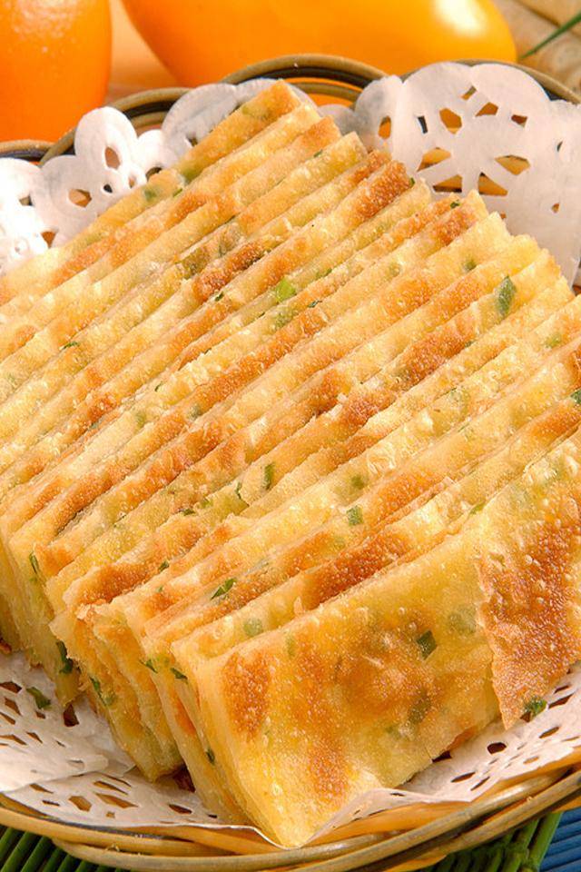 早餐试试葱油饼吧,咸香有嚼劲!_面团_加入适量_葱花