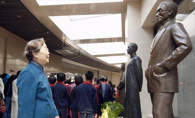 晚年拍卖梁思成遗作致富,沈从文评价:她就是爱钱_林徽因_应铨_工作