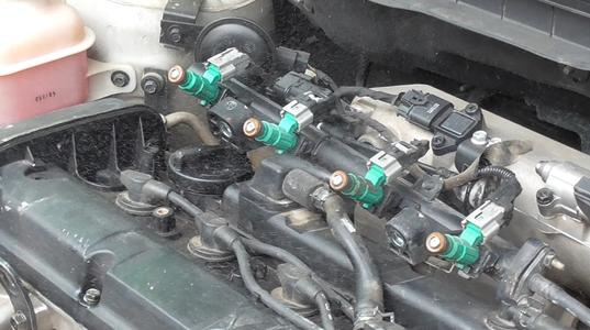 不同类型的发动机有不同的喷油嘴安装位置和影响因素