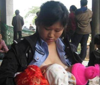 汶川地震,这位警察妈妈给婴儿喂奶被破格提拔,11年过去她怎样了