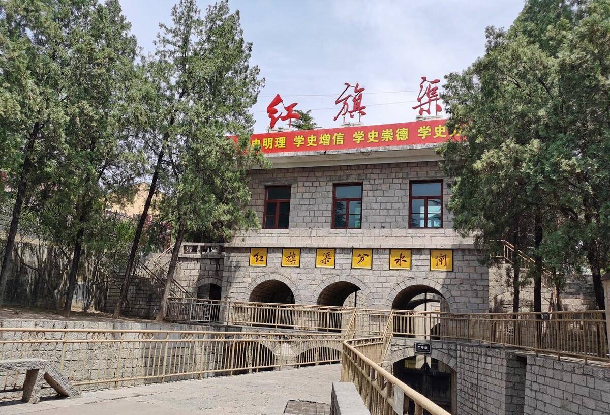 20日,薄慧贞和学生在火车站搞义务劳动时,为抢救横穿铁路的学生而牺牲