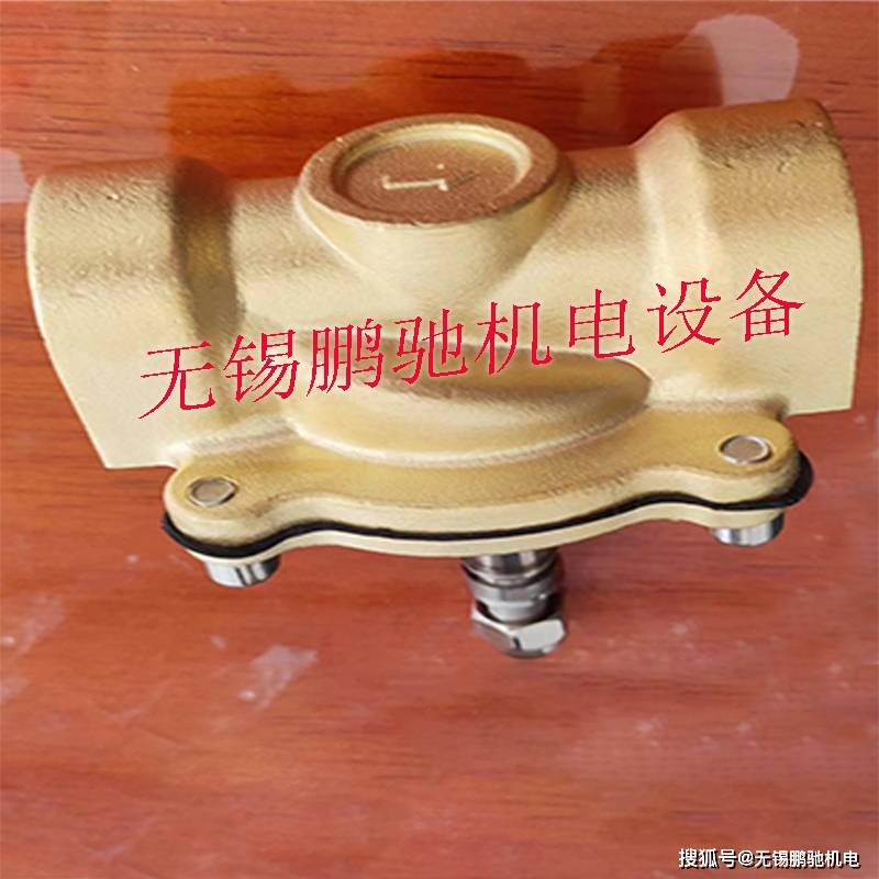 进油孔处于常开状态,阀体的移动使得液压油进入不同的排油管,油的压力