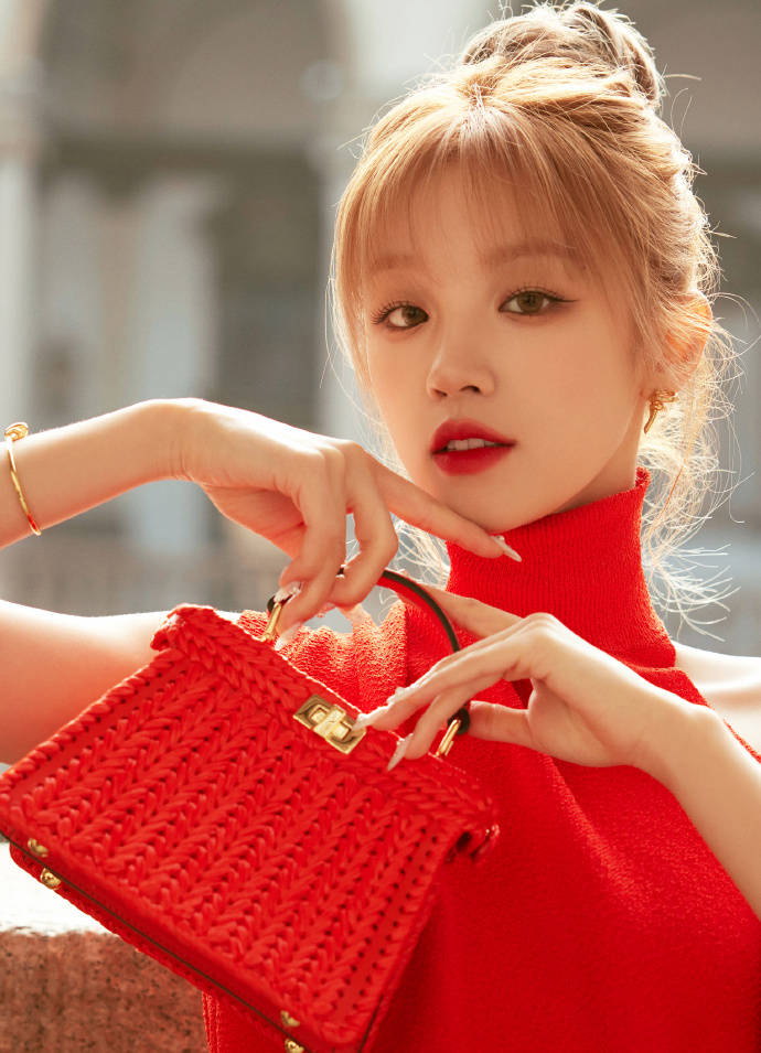 宋雨琦红裙惊艳亮相,露肩设计尽显妩媚,长腿细腰成全场焦点_魅力_造型