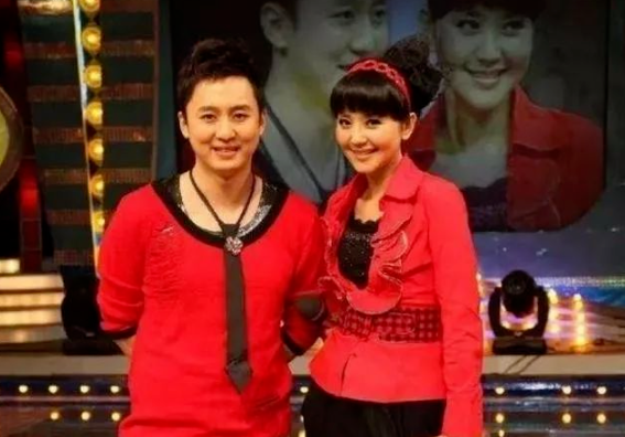 央视主持人方琼原来不姓方,和大8岁领导闪婚生子,她过得幸福吗?