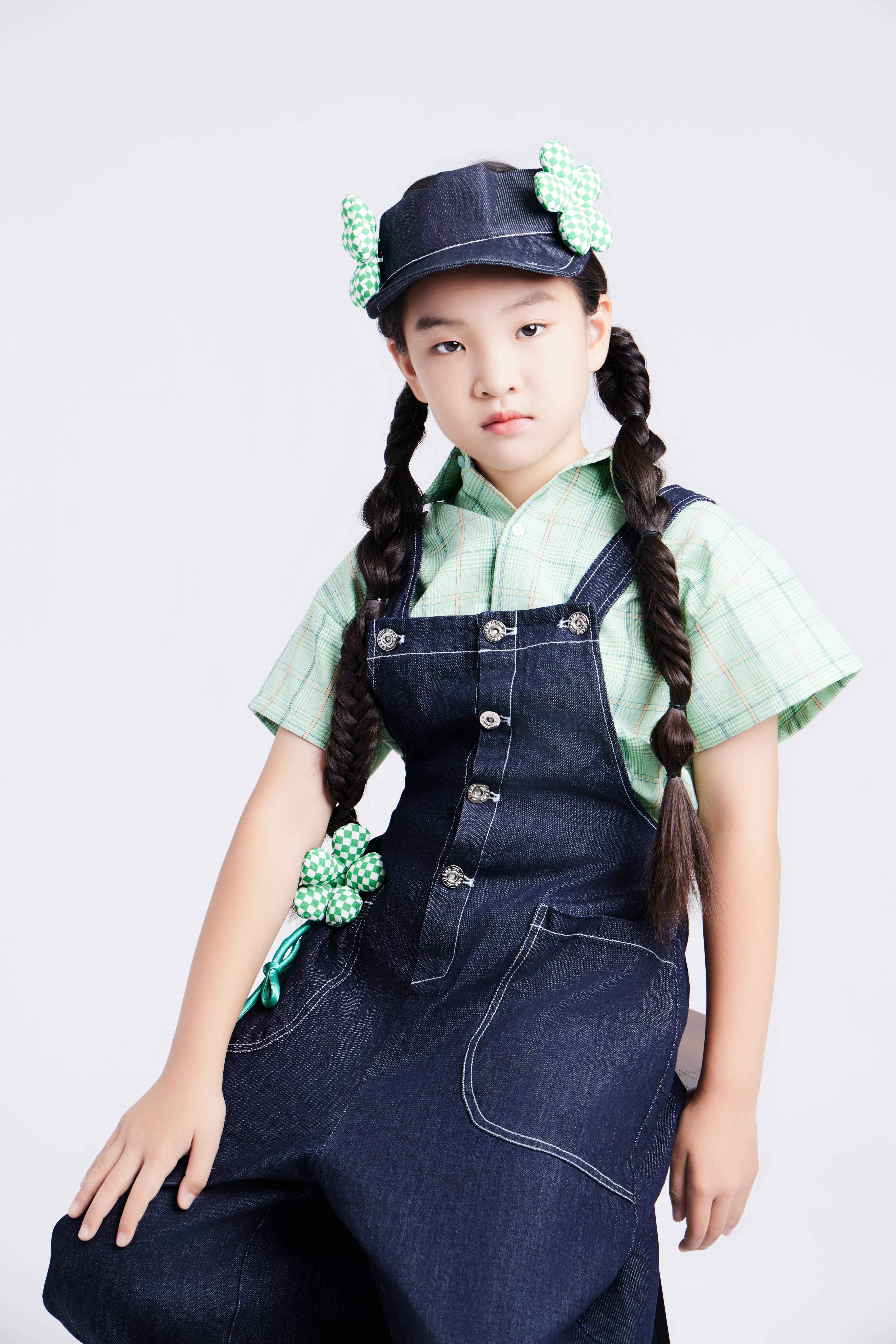 张溪格的长相干净利落中有种清冷感,不同于传统偏