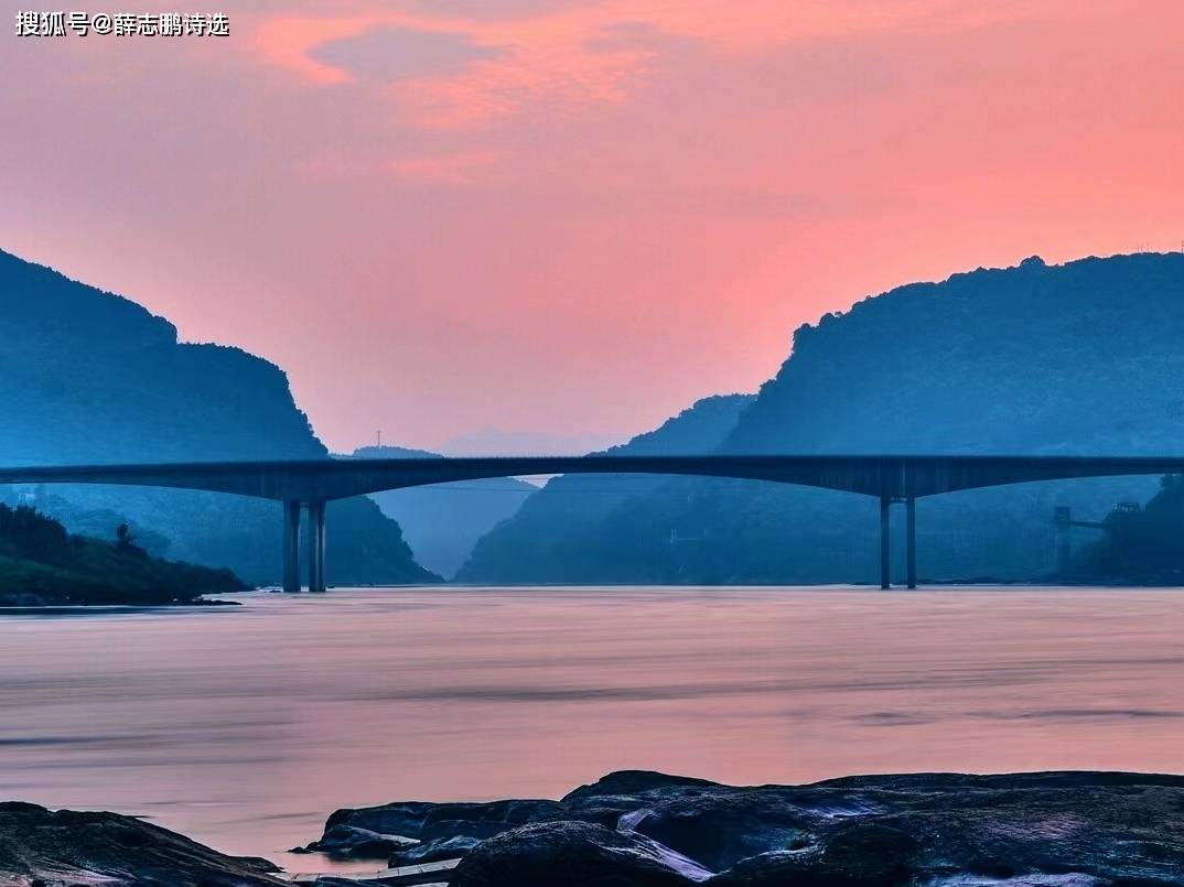 薛志鹏:七绝·万里长江嘉陵江·万里长江半卷诗60首之31_诗词_精神