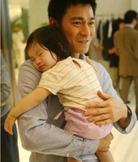 刘德华12岁女儿私生活曝光,全网炸了:一年零花钱5亿,天王居然这样养