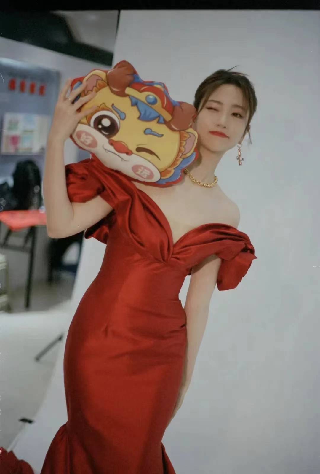 张纯烨元宵夜绽放华彩,中国红长裙演绎优雅韵味_节日_照片_魅力