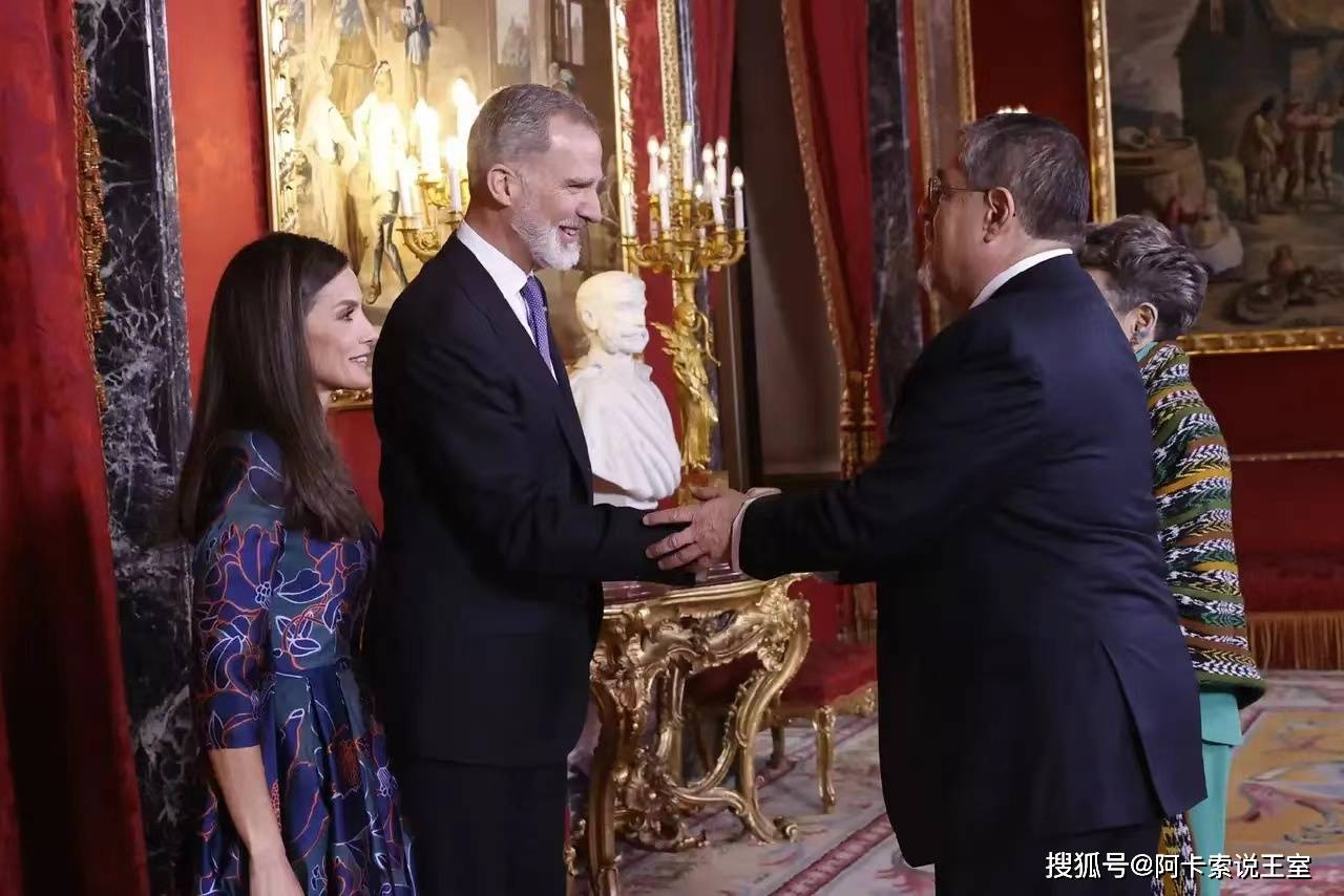 西班牙莱后接待国际贵宾,和国王先后入场,脚上高跟鞋暴露真实身高