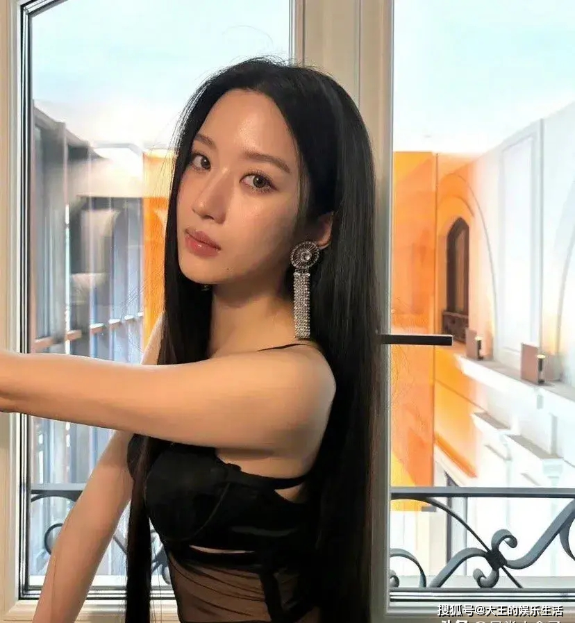 文佳煐时装周黑色透视裙引热议,正式场合穿情趣内衣,认真的吗?