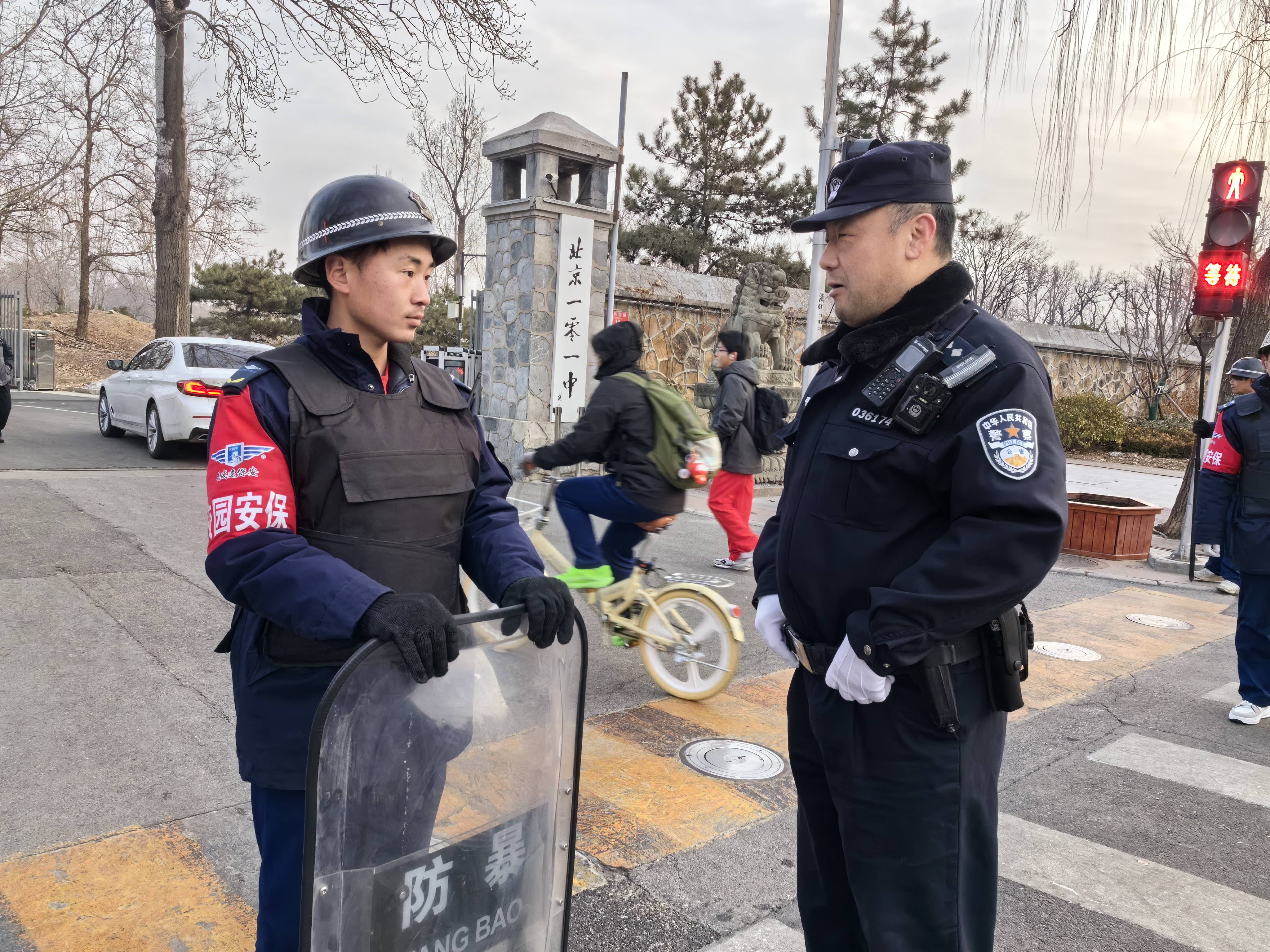 春季警服图片