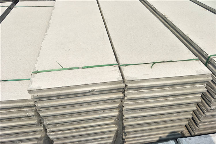 轻质隔墙板主要是由硅酸钙板作为两侧的面板,聚苯颗粒和水泥发泡作为