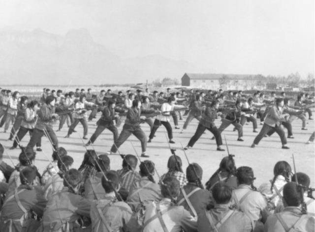 1945年,14岁少女虚报年龄乔装成男孩参军,立下特等