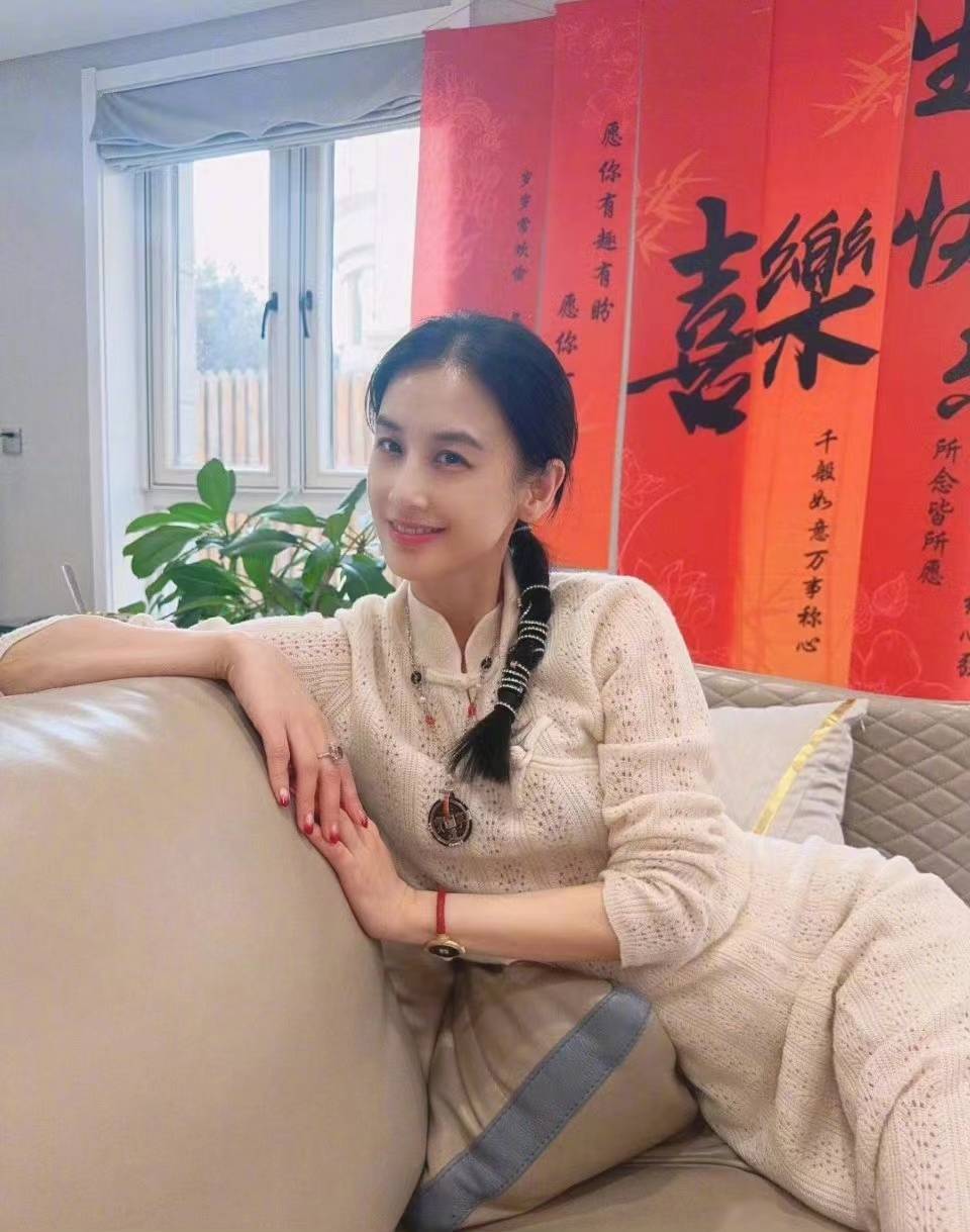 黄圣依携高颜值儿子亮相,幸福满溢引网友热议_家庭_母爱_母亲