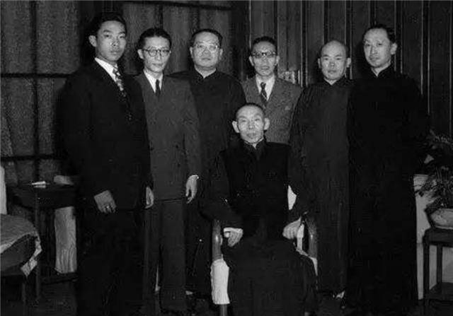 80岁老人路过杜月笙的坟墓,见墓地杂草丛生,便说:以