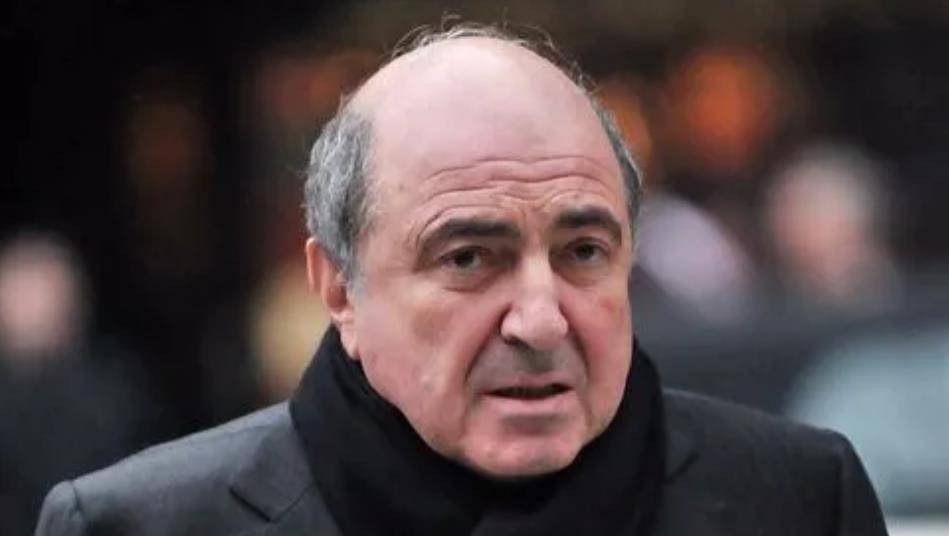 2003年俄罗斯首富公开叫板,普京面带微笑应对,8个月后首富被捕_叶利钦