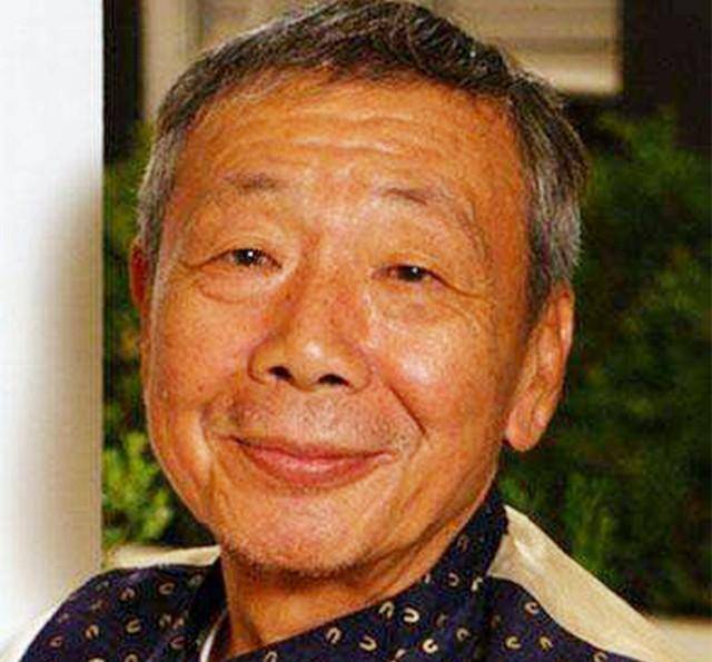 "燕赤霞"午马葬礼:成龙,洪金宝扶灵,刘晓庆献上花圈以示哀思_灵堂