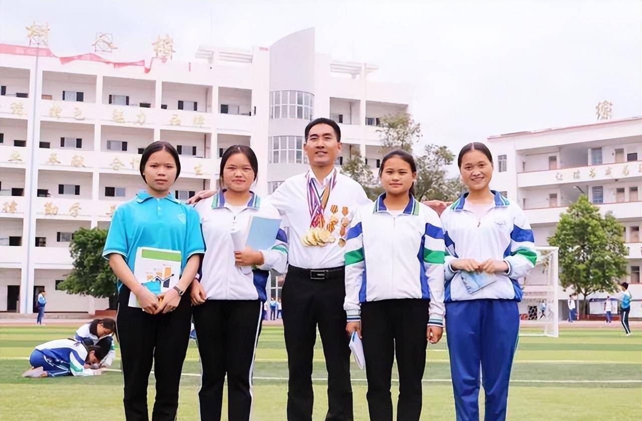 14年前"背疯母上学"的他,现在过得怎样了?