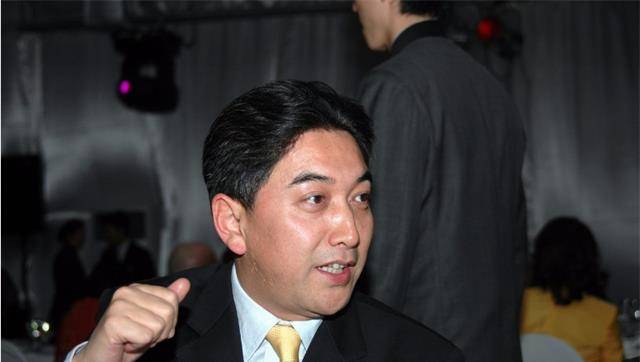 妻子瘫痪,水均益另娶他人,获女儿支持,同时照顾残疾大哥近20年