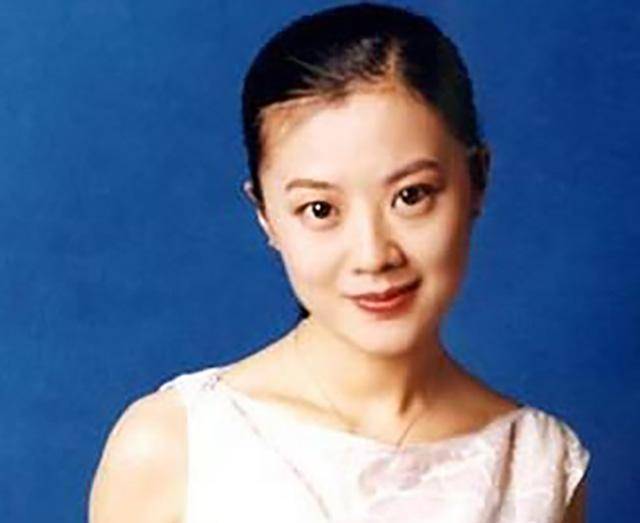 复旦才女,央视主持,嫁老外后事业平平,49岁回归单身回国发展_姜丰