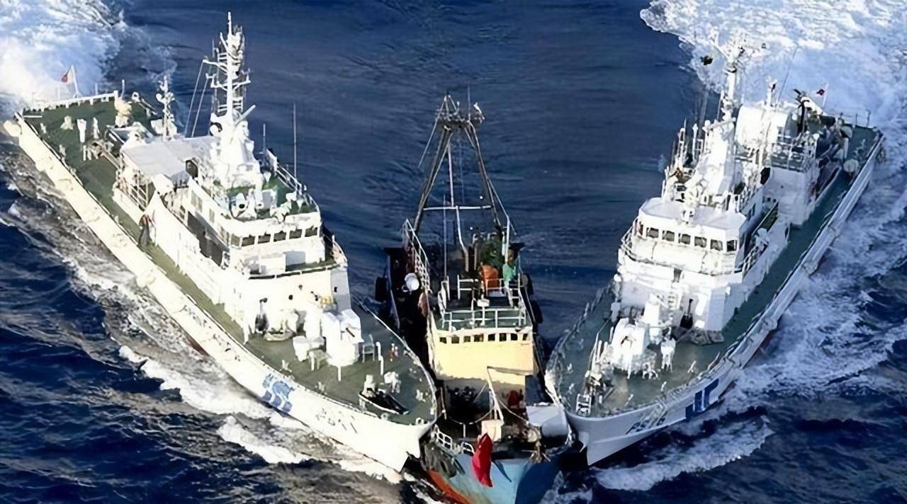 10年,海军非法入侵我国钓鱼岛,中国渔民怒撞军舰,结局怎样?