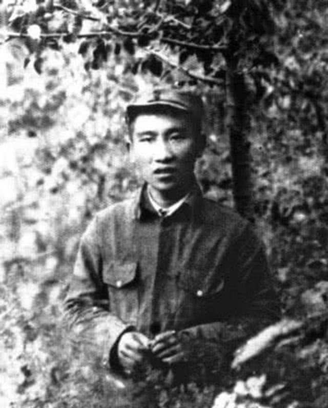 一路乞讨爬回部队,却只授衔少将;心结至死,死后穿中山装入殓_段苏权