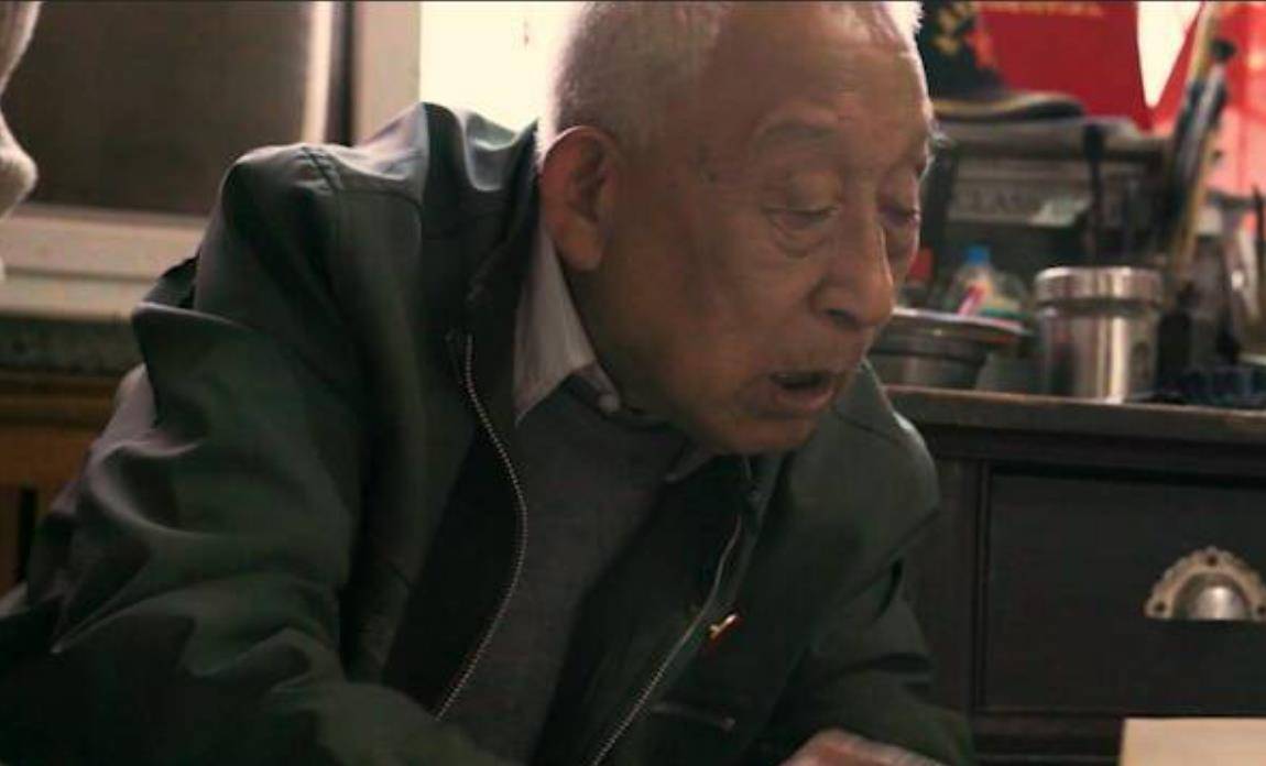 中国严禁持枪,山东96岁老汉却持有双枪70多年,他有何特殊身份?