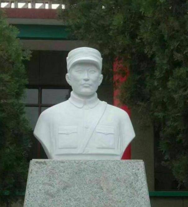 贺进烈士塑像在战斗中,贺进和战友们为掩护村民们转移,主动和敌人周旋