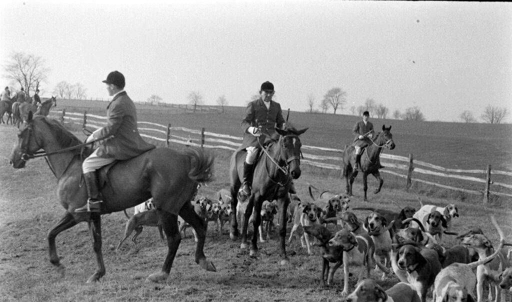 1970年,宾夕法尼亚州波科诺斯度假村的新婚夫妇.