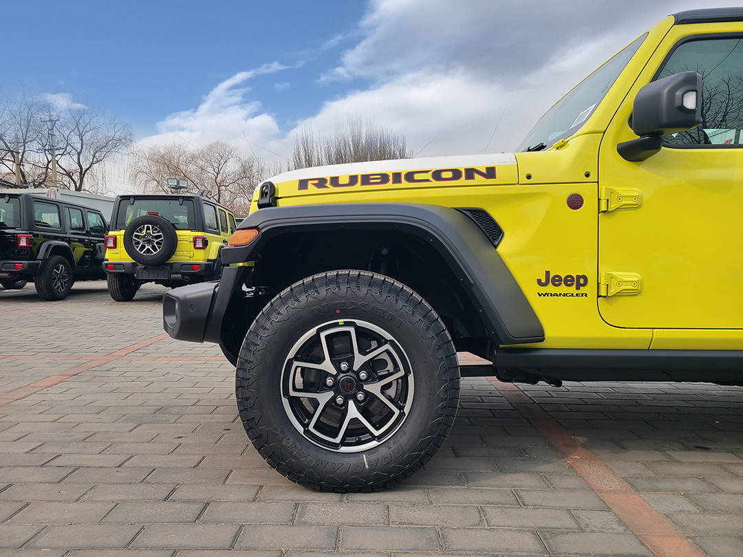 2024款jeep牧马人罗宾汉四门版荧光黄到店 北京第一台实拍首发_动力