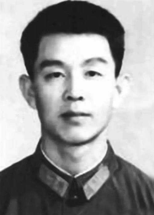 他是"梁三喜"原型,连毙数名越南特工,牺牲后妻儿徒